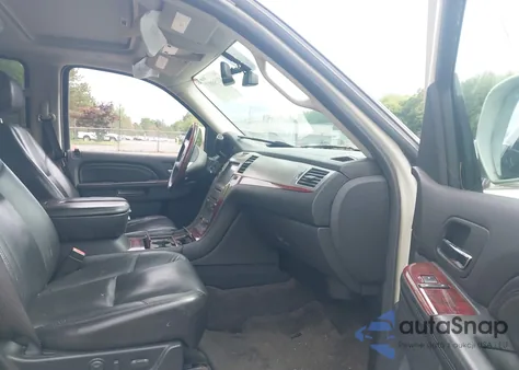 2010 Cadillac Escalade Luxury z USA, uszkodzony, nr VIN 1GYUKBEFXAR101977